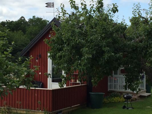 Stugan sedd från trädgården