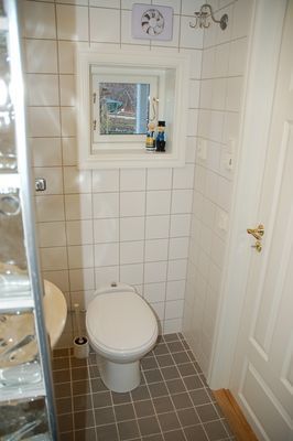 Badrummet har vattentoalett, dusch och golvvärme