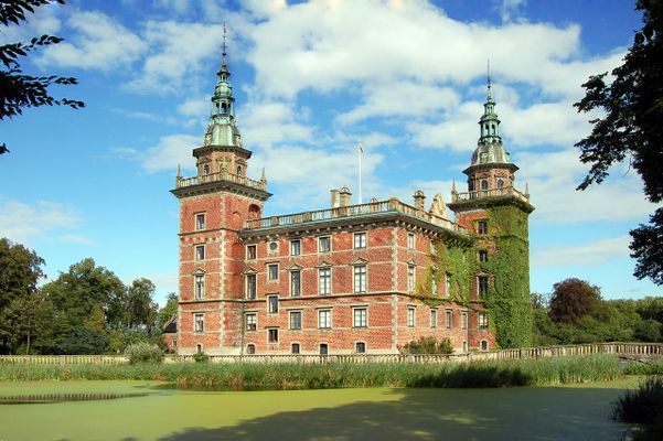 Huset ligger på vägen mellan Marsvinsholms slott och...
