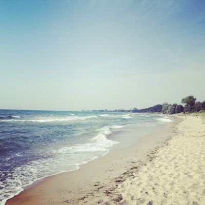 Den vita stranden vid Mossbystrand är bara några kilometer bort.
