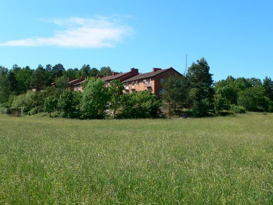 Huset ligger inbäddat i grönska med närhet till hav, ängar och skog.