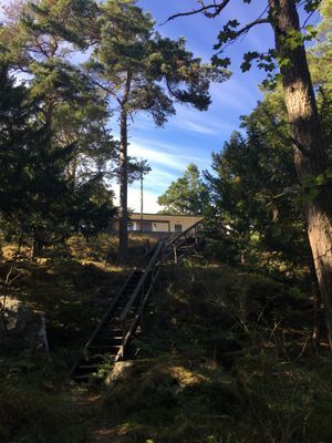 Hyr denna stuga i  på 55 m². 8 sängplatser. 9 000 - 11 000 kr per vecka. Se bilder och tillgänglighet här.