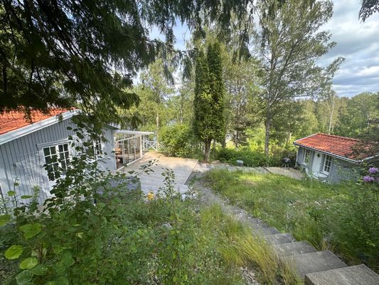 Hyr denna stuga i  på 80 m². 3-4 sängplatser. 14 000 - 20 000 kr per vecka. Se bilder och tillgänglighet här.
