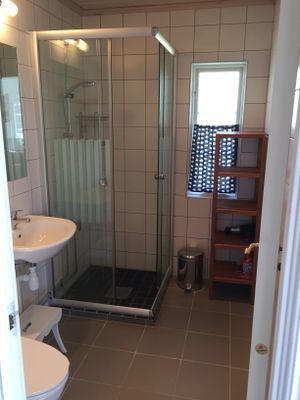 Trivsam vinterbonat hus nära skog och hav - Bild 12