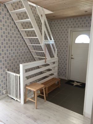 Trivsam vinterbonat hus nära skog och hav - Bild 13