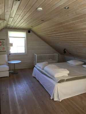 Trivsam vinterbonat hus nära skog och hav - Bild 17
