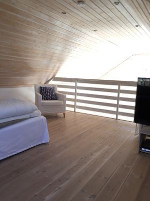 Trivsam vinterbonat hus nära skog och hav - Bild 16