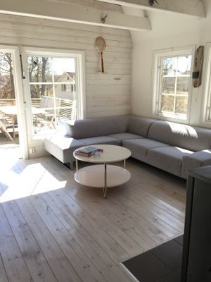 Trivsam vinterbonat hus nära skog och hav - Bild 8