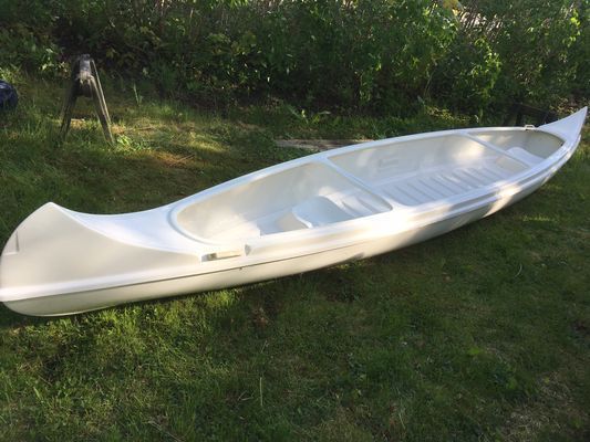 Kanot för  2 personer ingår