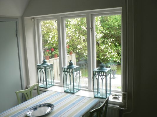 Bord i kök med plats till 5 pers. Bordet har en klaff