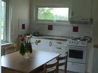 Hyr denna stuga i  på 51 m². 6 sängplatser. 7 400 - 11 880 kr per vecka. Se bilder och tillgänglighet här.