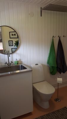Stuga med bastu precis vid sjön - Bild 8