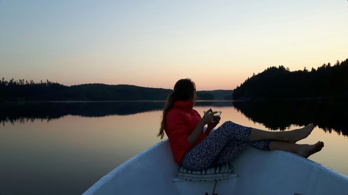 Ta din kvällsmat till sjöss i solnedgången. En stilla slutet av september kväll.