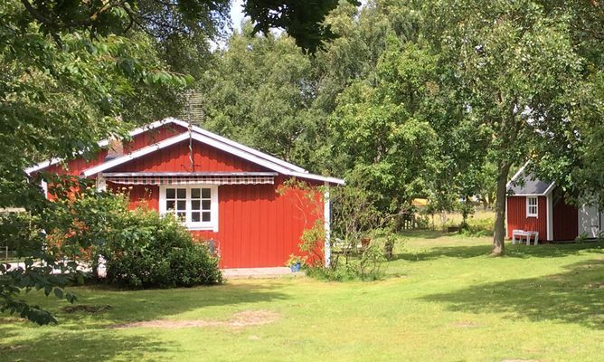 Hyr denna stuga i  på 68 m². 4-6 sängplatser. 6 500 - 12 000 kr per vecka. Se bilder och tillgänglighet här.