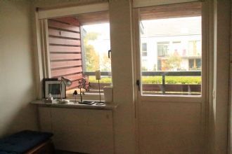 Längsgående balkong utefter sovrummen på vån2