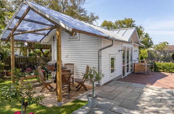 Stort strandnära sommarhus med härlig trädgård - Bild 47