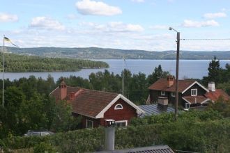 Hyr denna stuga i Vikarbyn på 100 m². 4 sängplatser. 6 500 - 11 000 kr per vecka. Se bilder och tillgänglighet här.
