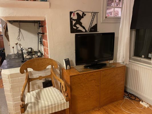 Tv-rum i gammal stil. Det finns ytterligare en tv i huset
