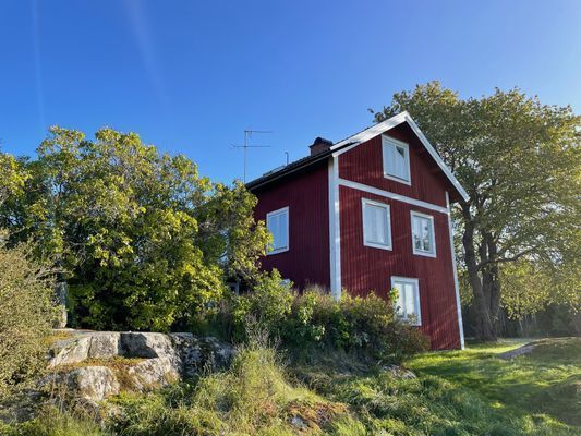Idylliskt lantställe vid en sjö