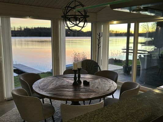 Modern villa med sjötomt och brygga