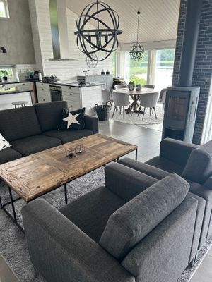 Modern villa med sjötomt och brygga