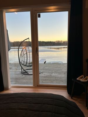 Modern villa med sjötomt och brygga - Bild 19