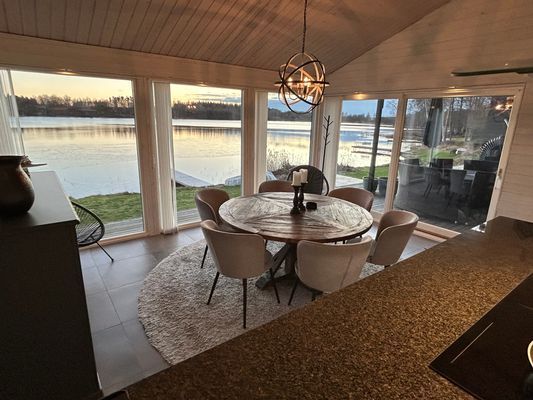 Modern villa med sjötomt och brygga - Bild 28