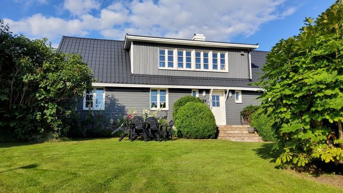 Hyr denna stuga i Ängelholm på 141 m². 6 sängplatser. 10 000 - 12 000 kr per vecka. Se bilder och tillgänglighet här.