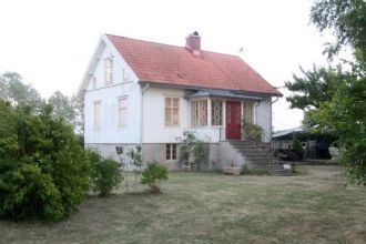 Hyr denna stuga i  på 85 m². 4-6 sängplatser. 6 000 - 9 000 kr per vecka. Se bilder och tillgänglighet här.