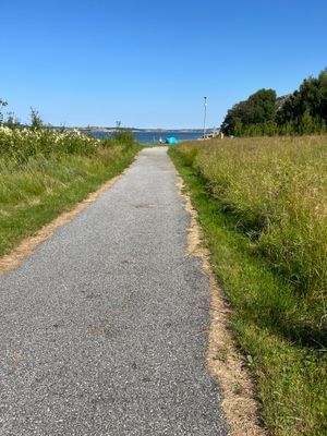 Gång och cykelväg  till våra badvikar!
