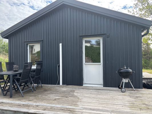 Hyr denna stuga i  på 45 m². 4 sängplatser. Från 5 000 kr per vecka. Se bilder och tillgänglighet här.