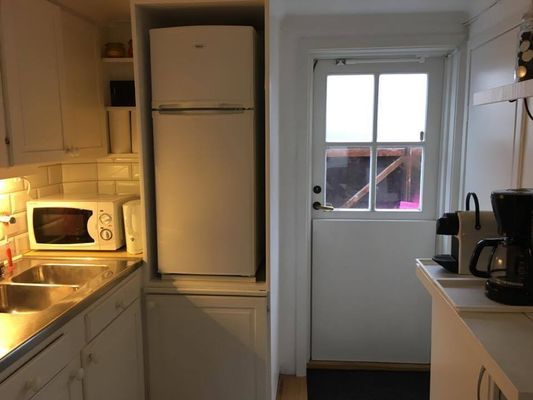 Visby innerstad med gård/p-plats - Bild 7
