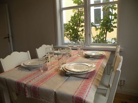 Visby innerstad med gård/p-plats - Bild 6