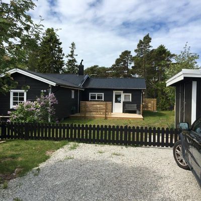 Hyr denna stuga i Tofta på 97 m². 7-9 sängplatser. 8 000 - 17 500 kr per vecka. Se bilder och tillgänglighet här.