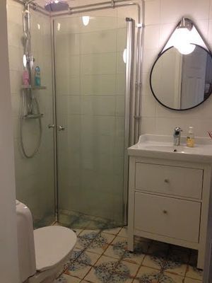 Storstugan: badrum med golvvärme, WC och dusch