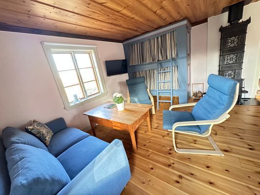 Braskamin och inbyggd våningssäng i vardagsrummet