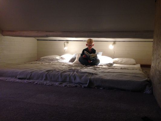 Storstugan: sovloft med tvspel- och film-hörna (32”)