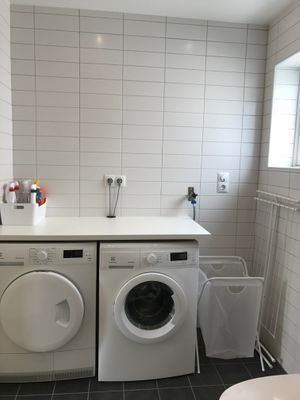 badrum övre våningen med tvättmaskin och torktumlare
