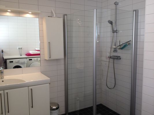 badrum övre våningen med tvättmaskin och torktumlare