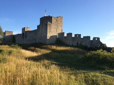 Gotländskt stenhus med havsutsikt