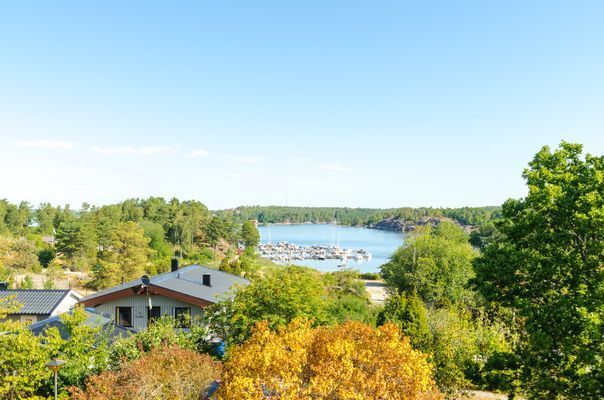 Fräscht fritidshus med gäststuga & havsutsikt!