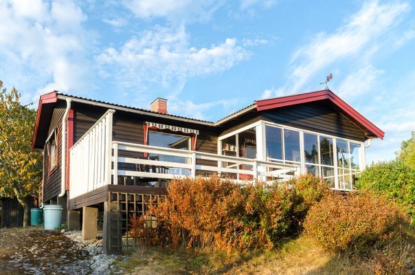 Hyr denna stuga i Torö på 80 m². 4-7 sängplatser. Från 10 700 kr per vecka. Se bilder och tillgänglighet här.