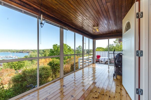 Fräscht fritidshus med gäststuga & havsutsikt!