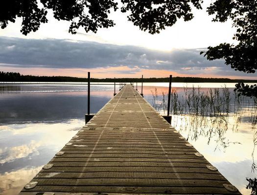 Lång brygga på badplatsen vid Tydinge camping