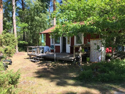 Hyr denna stuga i Ingmarsö på 25 m². 3-5 sängplatser. Från 6 250 kr per vecka. Se bilder och tillgänglighet här.