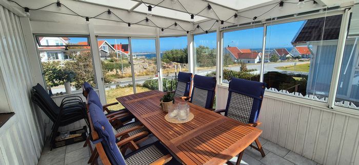 Hyr denna stuga i Kungshamn på 165 m². 10 sängplatser. Från 30 000 kr per vecka. Se bilder och tillgänglighet här.