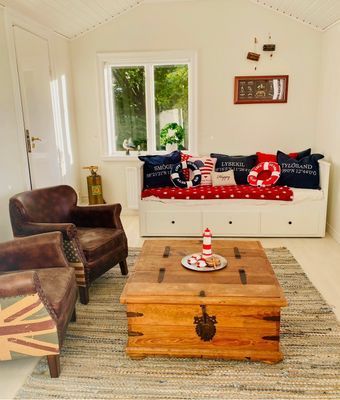 Semesterhus vid havet med bastu och havsutsikt