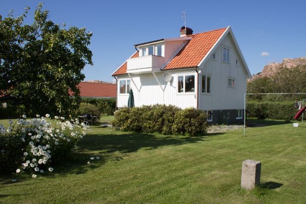 Hyr denna stuga i Skalhamn på 90 m². 7-8 sängplatser. Från 11 000 kr per vecka. Se bilder och tillgänglighet här.