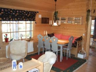 Hyr denna stuga i  på 51 m². 4 sängplatser. Från 6 200 kr per vecka. Se bilder och tillgänglighet här.