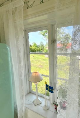 Stuga med sjötomt , ponnyer i hagen , jacuzzi . - Bild 8